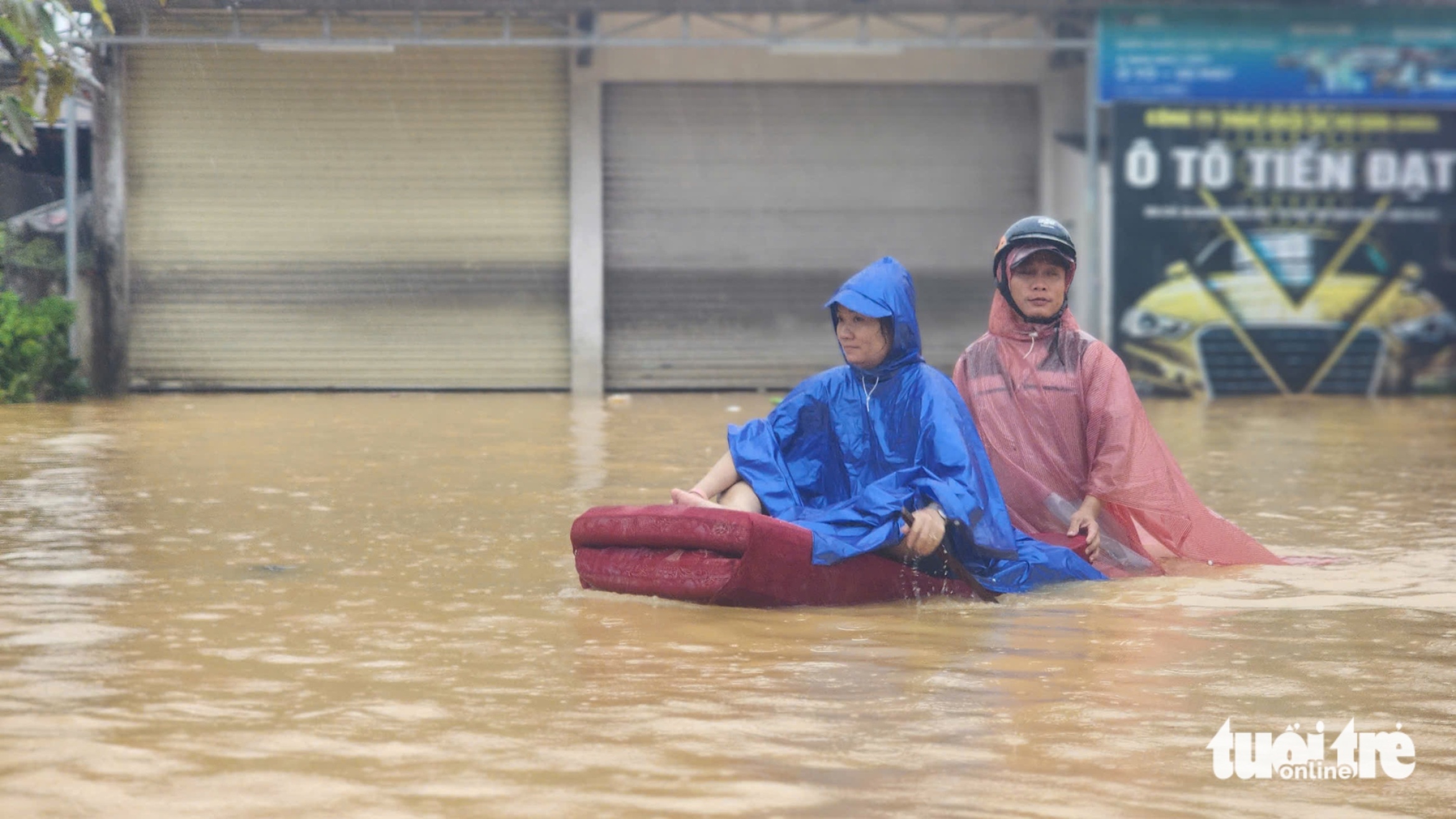 在顺化发现被洪水冲走的男孩尸体和在嘉宁河发现妇女尸体